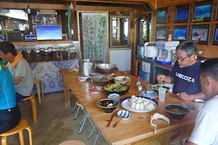 Eten doen we bij het duikersbedrijfje in de buurt van Kabira bay