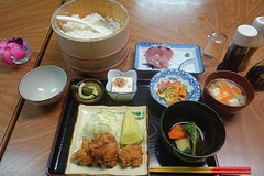 Avondmaal in Taketomi. He!  Met shashimi !