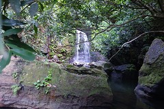 Bij deze waterval drinken we instantkoffie op het bootje met een droog koekje