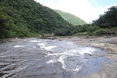 Urauchi rivier stroomt voorbij de tweede waterval.