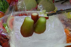 Wat de Nederlandse naam is weet ik niet maar deze vrucht blijkt Wax apple te zijn.