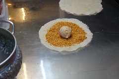 Rijstlap met pinda's, ijs en peterselie.