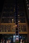 Zonnepanelen in de stad, aan de straatzijde, nabij Ningxia nightmarket.