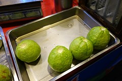 Dit is een lekkere vrucht. Ik weet nu dat het guava is.