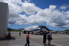 De enige internationale vlucht vanuit Ishigaki staat los geparkeerd van de rest van de luchthaven.