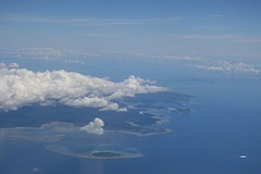 Iriomote. Achter de kleine wolk Uehara.
