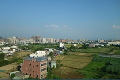 Een eerste blik op Taipei vanop de snelweg.