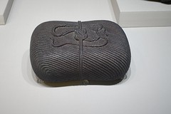 Rood sandalhout verwerkt in de vorm van een houten potje met touwmotief.