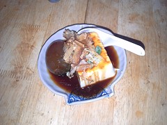 Ganzenei met tofu en gedroogde visschilfers in soyasaus.
