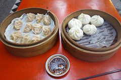 Twee soorten dumplings vanavond. De roos-oranje versie is lokaal.