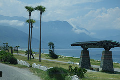 Een strand van Hualien met de, tot 2200 meter hoge, bergen in het westen.
