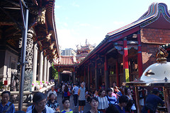 Longshan tempel. Veel bezoekers vandaag die van alles en nog wat komen vragen.