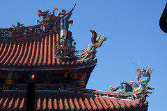 Draken en feniks op het dak van de Longshan tempel.
