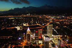 Yangminshan in de verte en links Beitou vanop Taipei 101.