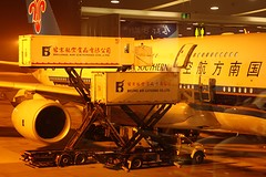 Het laden van een Airbus A 380 is indrukwekkend en vergt een hele organisatie met veel mensen.