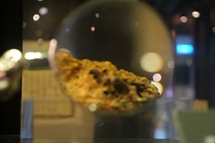 Goud gevonden in rotsen uit de mijn is klein maar veelvuldig.