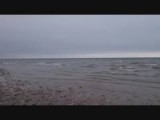 Het Aralmeer. Let op de gurende wind en het geluid van de golfjes