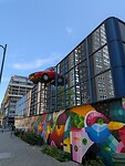 De auto in de muur in Rotterdam hangt dicht bij het centraal station.