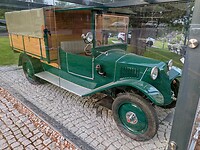 Het merk van deze bestelwagen is Tatra.