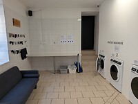 Kijk naar de wasdraad  voor achtergelaten sokken bij Ponki.