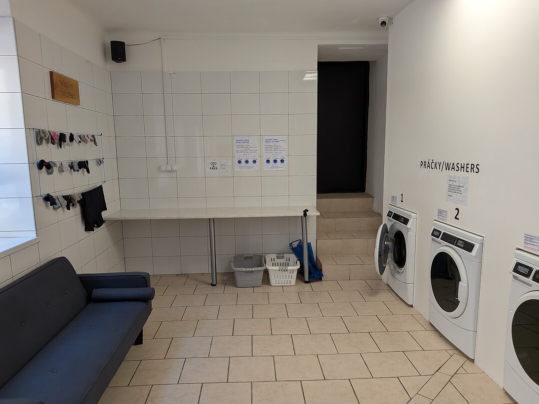 Kijk naar de wasdraad  voor achtergelaten sokken bij Ponki.