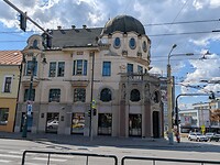 Een bank in art nouveau stijl.