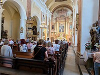 Ik volg de katholieke kerkdienst in de sint-Franciscus kerk.