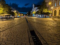 Er loopt een riviertje dwars door het centrum van deze stad.