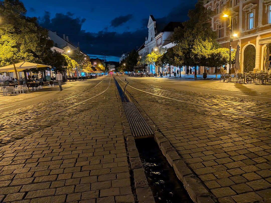 Er loopt een riviertje dwars door het centrum van deze stad.