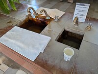 Links 2 kranen met bronwater ( warm en koud)