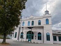 De oude villa aan de ijspiste is nu een luxueuze tennisclub