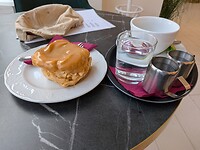 Bij Robic prijst de vriendelijke medewerkster mij dit gebak aan