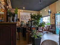 Koffiebar Semirad in dat mooie groene huis.