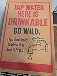 Dat hangt in de slaapkamer van het hostel.