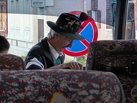 Hij heeft een knappe hoed. Dat zie je hier meer