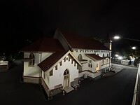 De kapel bij avond.