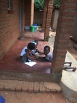 Kinderen aan het kleuren op onze veranda