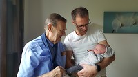 Oud opa ontmoet zijn jongste achterkleinkind
