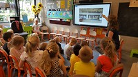 Lenn laat zien waar hij naartoe gaat in de klas