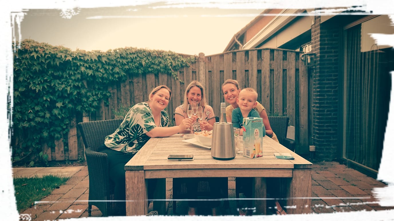 Verwend met een borrel door lieve vriendinnen