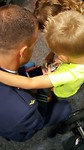 Papa laat zijn medaille zien