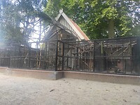 Volière in het park