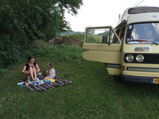 Lunchstop kant van de weg in het veld