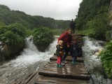 Familie toerist bij de prachtige meren Plitvica