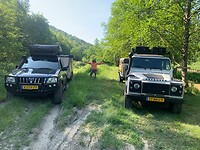 Naast elkaar , de Defender met een Conqueror Comfort en wij met Kiki.