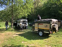 Zoonlief rijdt de Comfy met  de mover naar de Defender om hem aan te haken.
