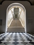 Lijkt me heerlijk, al die trappen op en af, in die mega rokken van vroeger.