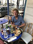 Lunchen op een mini terrasje tussen het verkeer in.