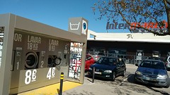 Wasmachines op de parkeerplaats van de super....