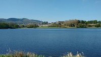 Uitzicht op Autun vanaf het meer